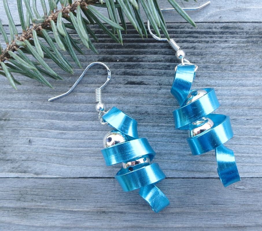 Weihnachten Spiralband Ohrringe Blau Und Silber Flacher Draht Perlen Weihnachten Spiralband Ohrringe Blau Und Silber Flacher Draht Perlen von FrustratedOwl