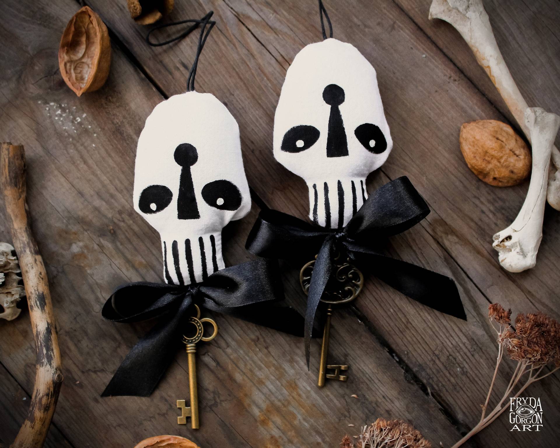 "2Er Set "Skull Mates" Partner Anhänger - Dark Paar Freundschaft Geschenk Schädel Gruselig Gruselig Creepmas Ornamente Gothic Süß Handwerk Kunst." "2Er Set "Skull Mates" Partner Anhänger - Dark Paar Freundschaft Geschenk Schädel Gruselig Gruselig Creepmas Ornamente Gothic Süß Handwerk Kunst." von FrydaGorgonArt