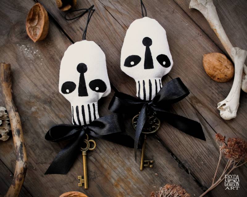 "2Er Set "Skull Mates" Partner Anhänger - Dark Paar Freundschaft Geschenk Schädel Gruselig Gruselig Creepmas Ornamente Gothic Süß Handwerk Kunst." "2Er Set "Skull Mates" Partner Anhänger - Dark Paar Freundschaft Geschenk Schädel Gruselig Gruselig Creepmas Ornamente Gothic Süß Handwerk Kunst." von FrydaGorgonArt