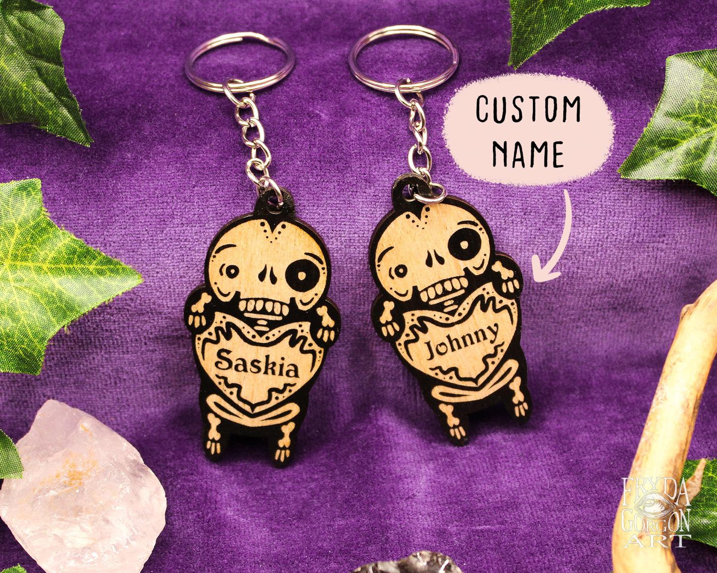 Benutzerdefinierte Name Gruseligen Schlüsselbund Niedlichen Skelett Gruselige Personalisierte Halloween Anhänger Gothic Geschenk Benutzerdefinierte Name Gruseligen Schlüsselbund Niedlichen Skelett Gruselige Personalisierte Halloween Anhänger Gothic Geschenk von FrydaGorgonArt