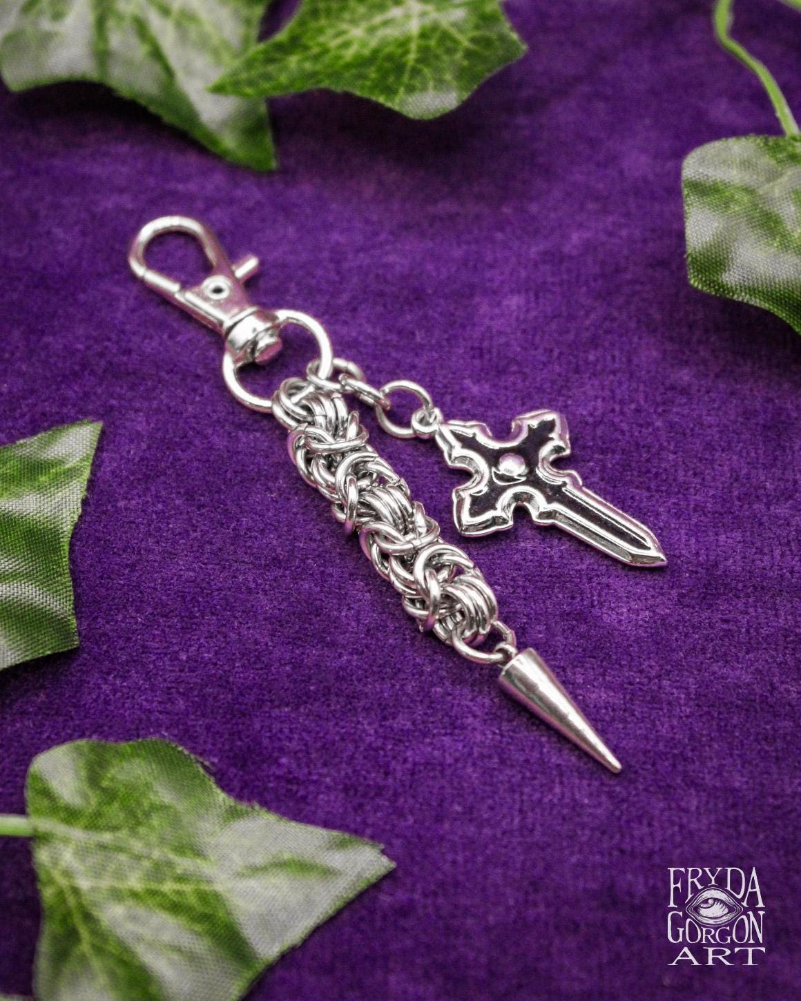 Gothic Kreuz Chainmaille Schlüsselanhänger Edelstahl Accessoire Gothic Kreuz Chainmaille Schlüsselanhänger Edelstahl Accessoire von FrydaGorgonArt