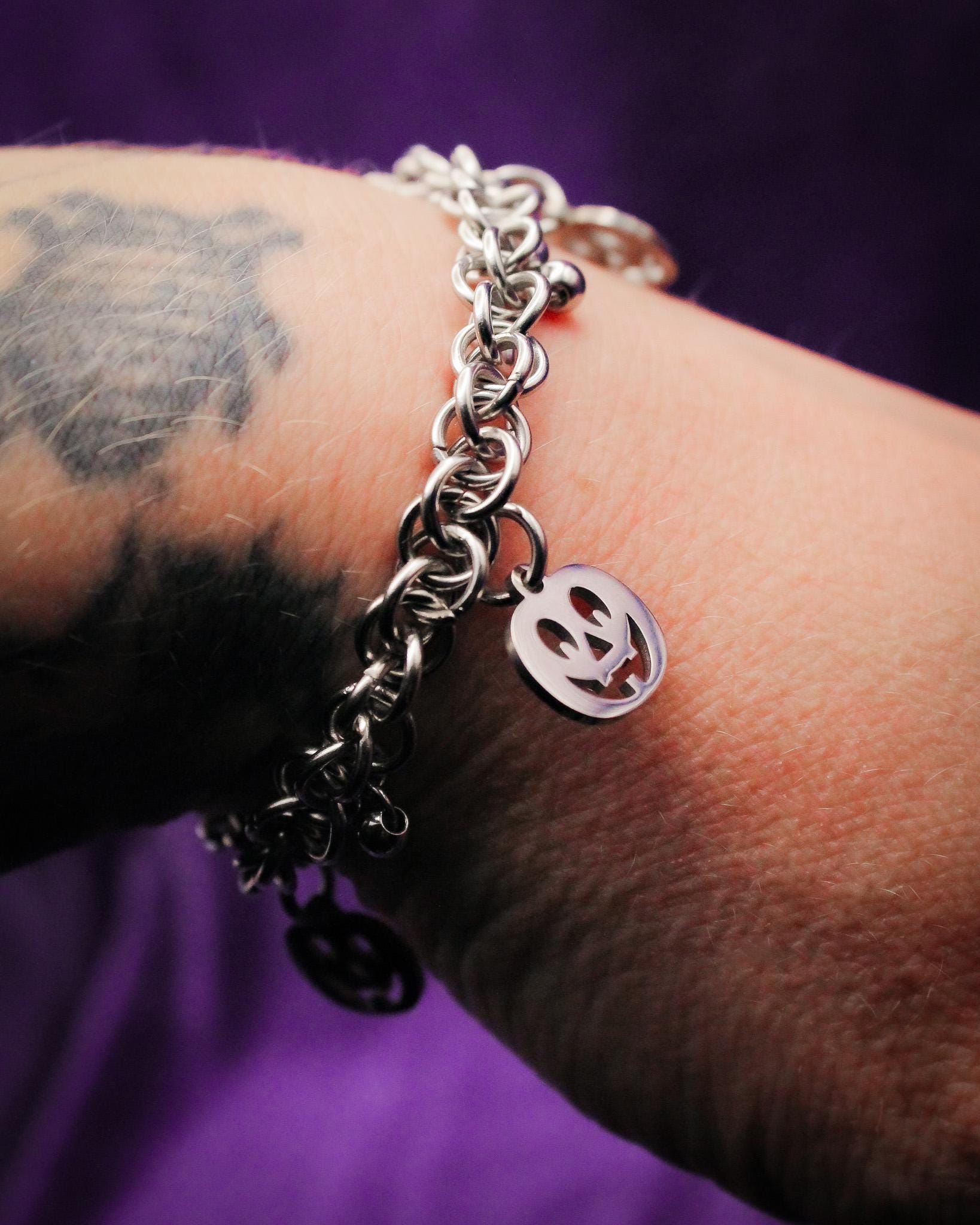 Halloween Armband - Jack-O-Lantern Edelstahl Gothic Schmuck Gruseliges Kürbis Charm Gruselig Halloween Armband - Jack-O-Lantern Edelstahl Gothic Schmuck Gruseliges Kürbis Charm Gruselig von FrydaGorgonArt