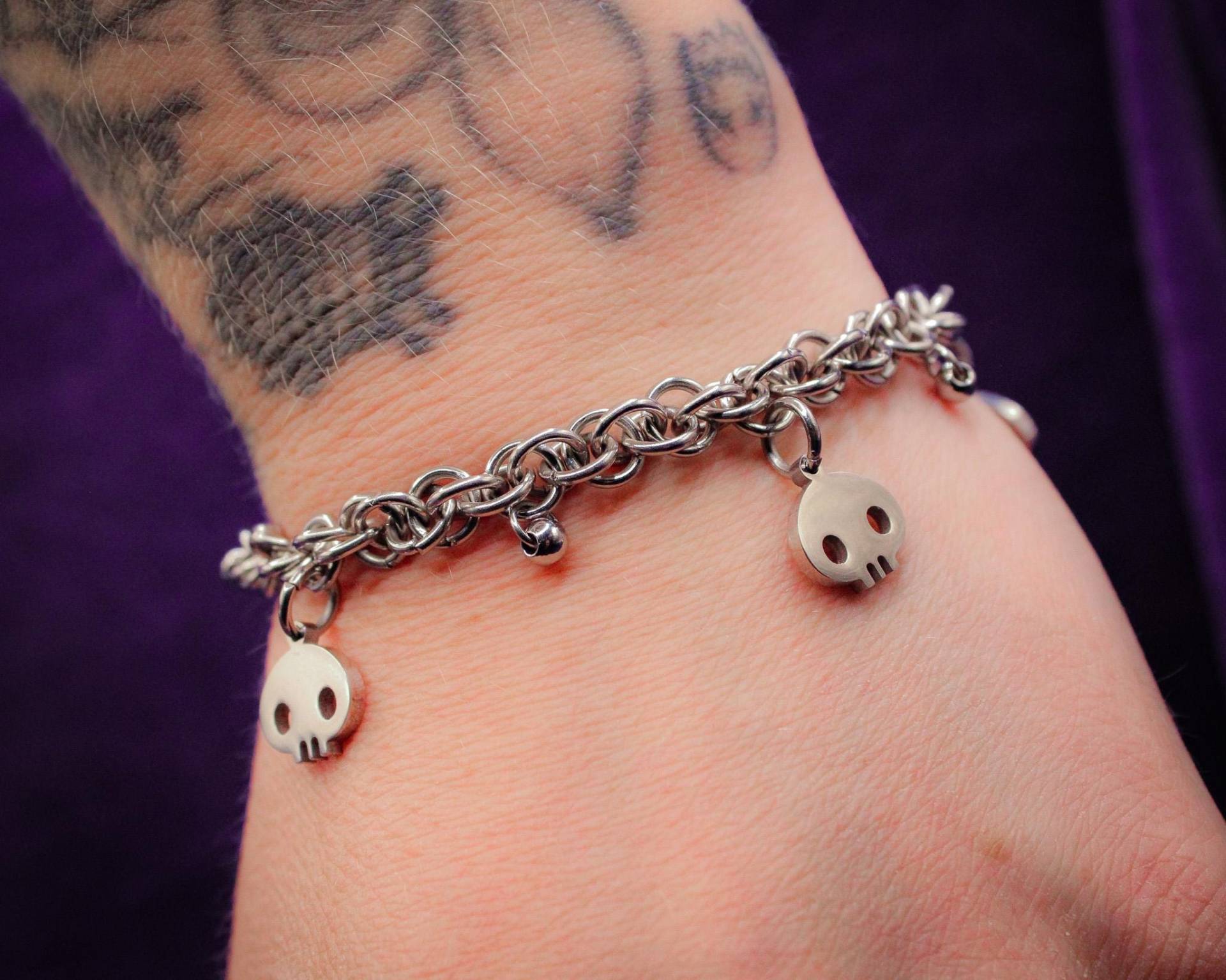 Halloween Armband - Schädel Edelstahl Gothic Schmuck Gruseliges Totenkopf Bettelarmband Halloween Armband - Schädel Edelstahl Gothic Schmuck Gruseliges Totenkopf Bettelarmband von FrydaGorgonArt