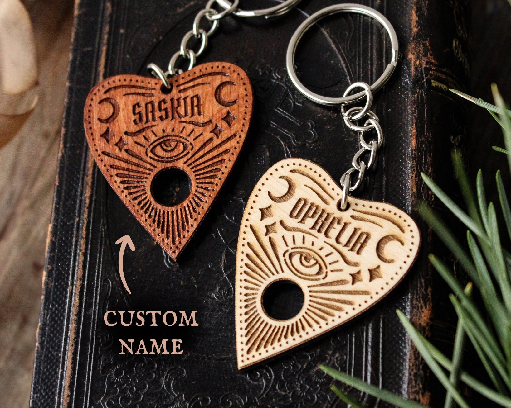 Personalisierter Ouija Planchette Schlüsselanhänger Schlüsselanhänger Aus Holz Mit Gravur Personalisierter Ouija Planchette Schlüsselanhänger Schlüsselanhänger Aus Holz Mit Gravur von FrydaGorgonArt