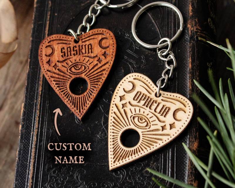 Personalisierter Ouija Planchette Schlüsselanhänger Schlüsselanhänger Aus Holz Mit Gravur Personalisierter Ouija Planchette Schlüsselanhänger Schlüsselanhänger Aus Holz Mit Gravur von FrydaGorgonArt