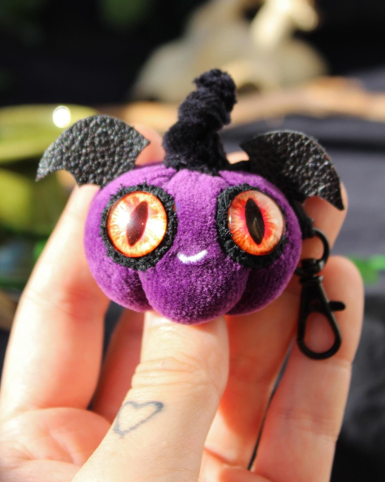 Plüsch Kürbis Schlüsselanhänger Handgemachter Halloween Charm Plüsch Kürbis Schlüsselanhänger Handgemachter Halloween Charm von FrydaGorgonArt