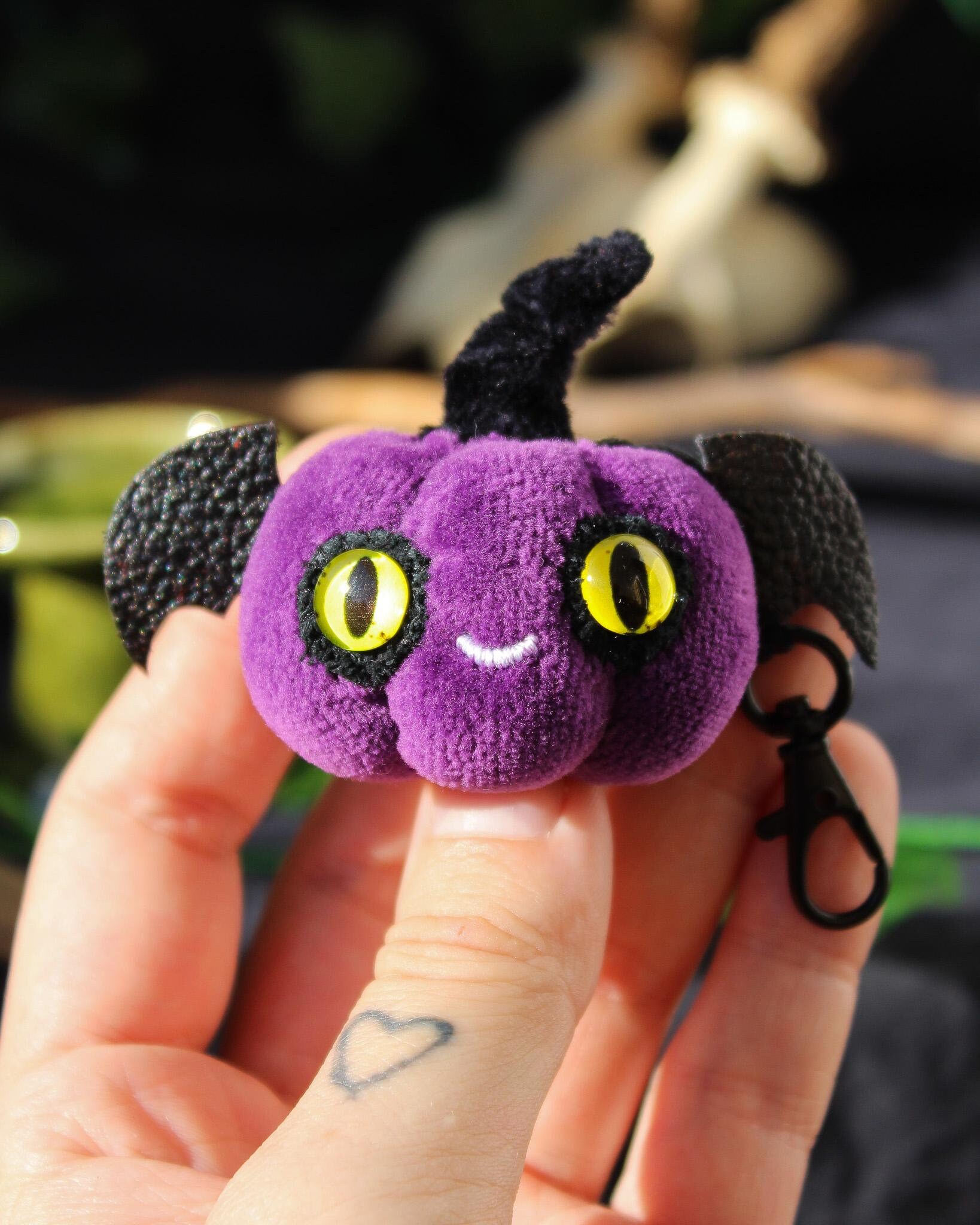 Plüsch Kürbis Schlüsselanhänger Handgemachter Halloween Charm Plüsch Kürbis Schlüsselanhänger Handgemachter Halloween Charm von FrydaGorgonArt