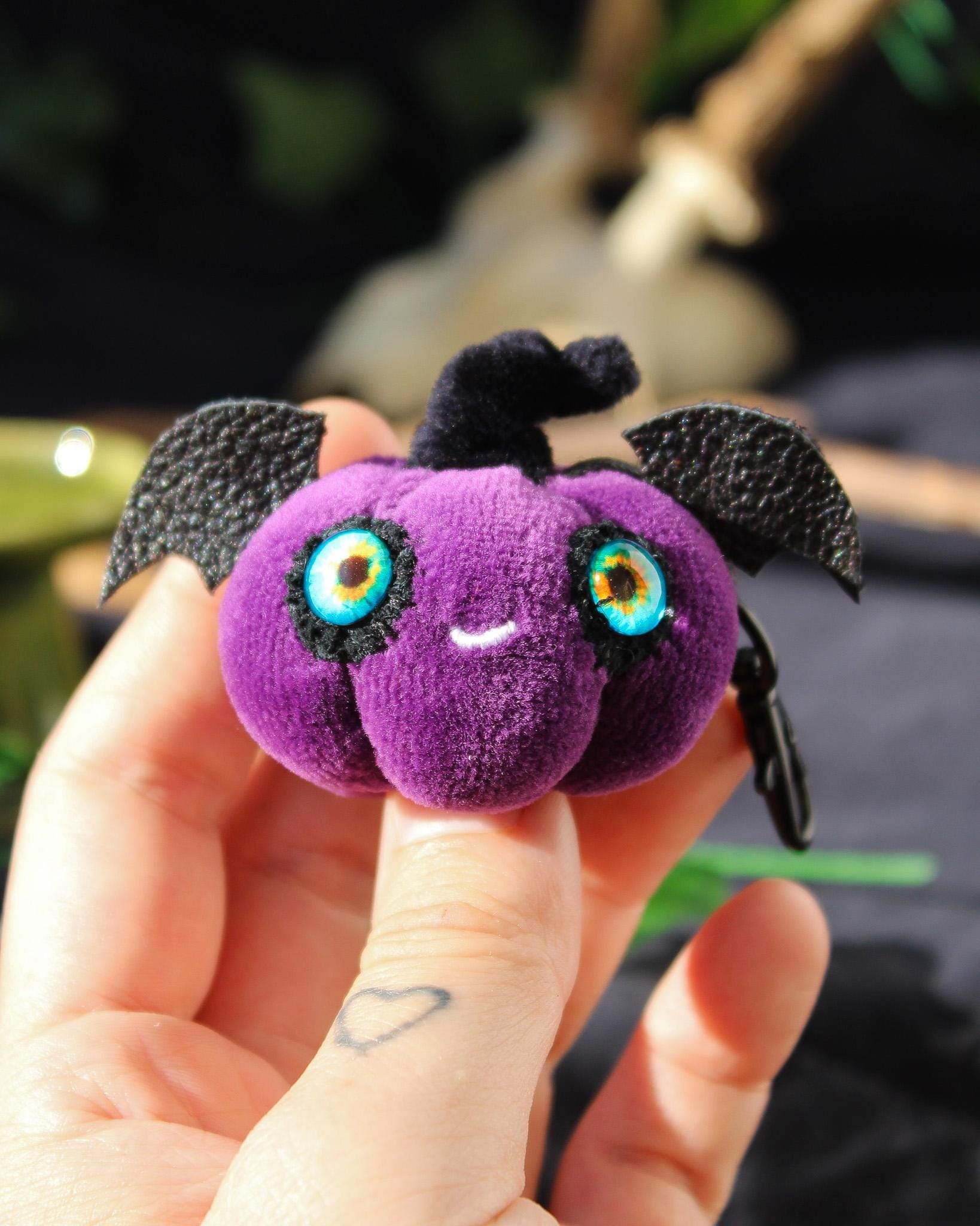 Plüsch Kürbis Schlüsselanhänger - Halloween Fledermaus Niedlichen Dekor Handgemachter Taschenanhänger Gothic Geschenk Plüsch Kürbis Schlüsselanhänger - Halloween Fledermaus Niedlichen Dekor Handgemachter Taschenanhänger Gothic Geschenk von FrydaGorgonArt