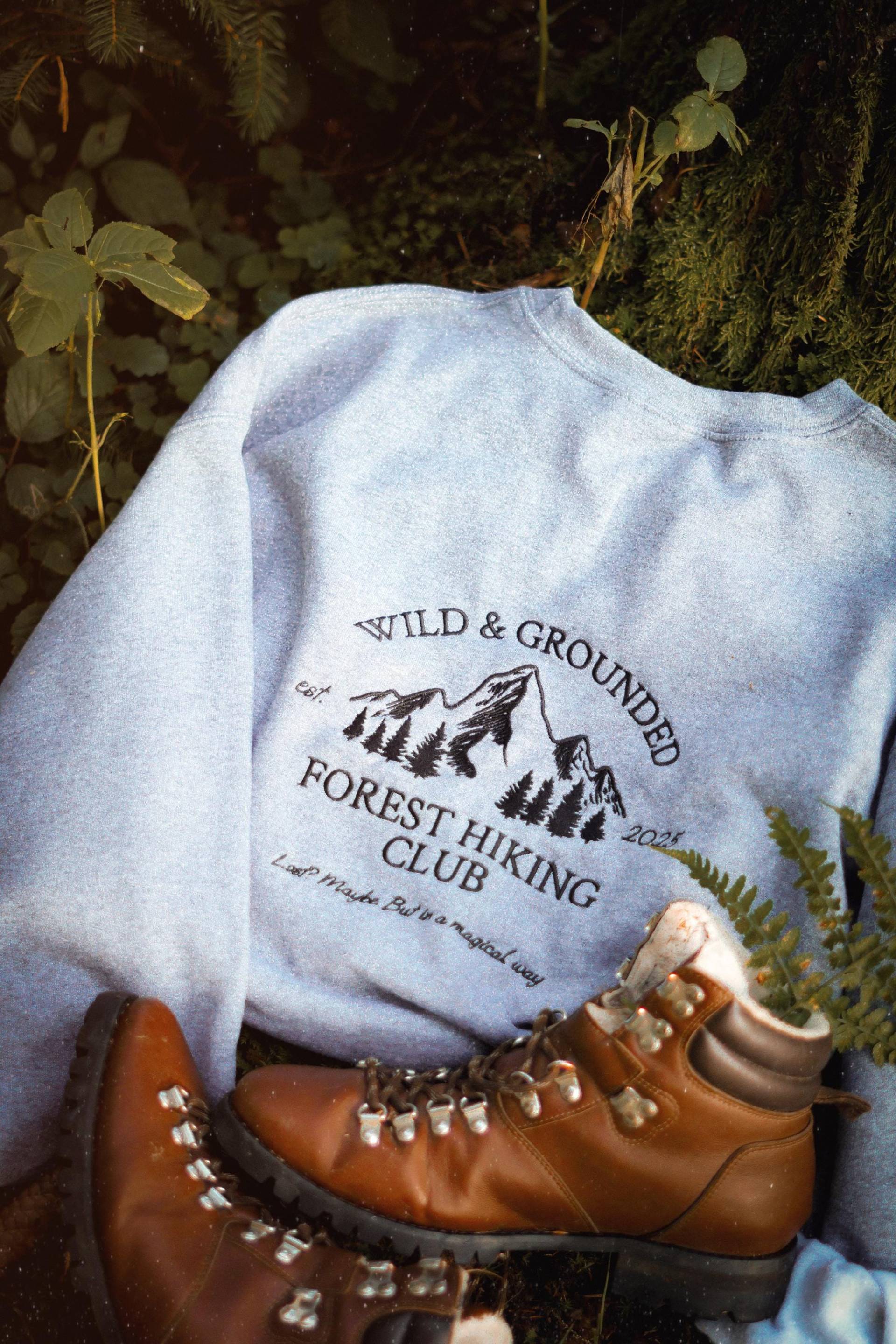 Bestickter Sweater Berg Tannen Stickerei Hiking Club Fuchs Motiv von FuchsMaedchenStore