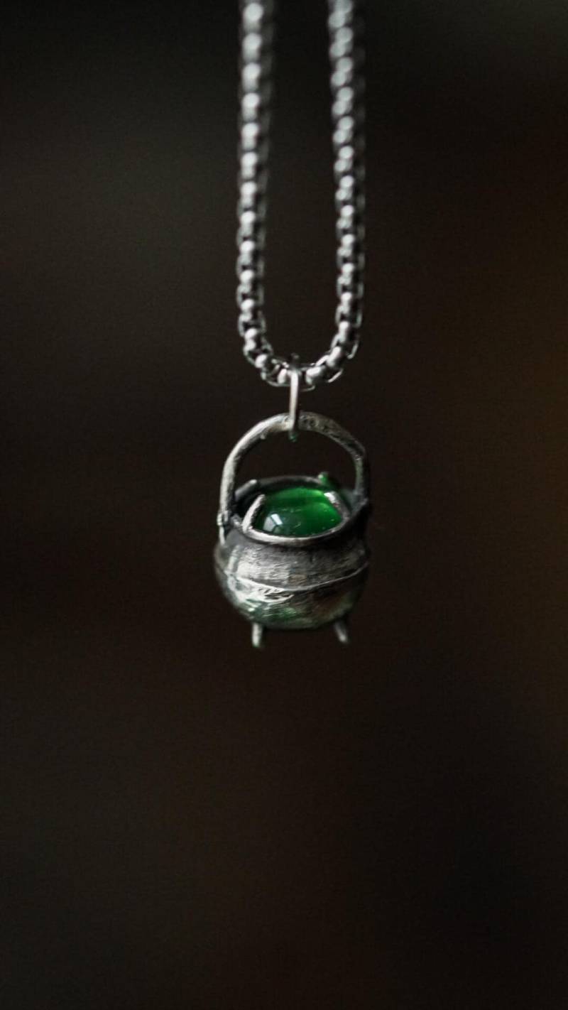 Hexenkessel/Cauldron Anhänger Mit Grünem Bernstein - Gefertigt Aus 925 Sterling Silber von FuchsfeuerOfficial
