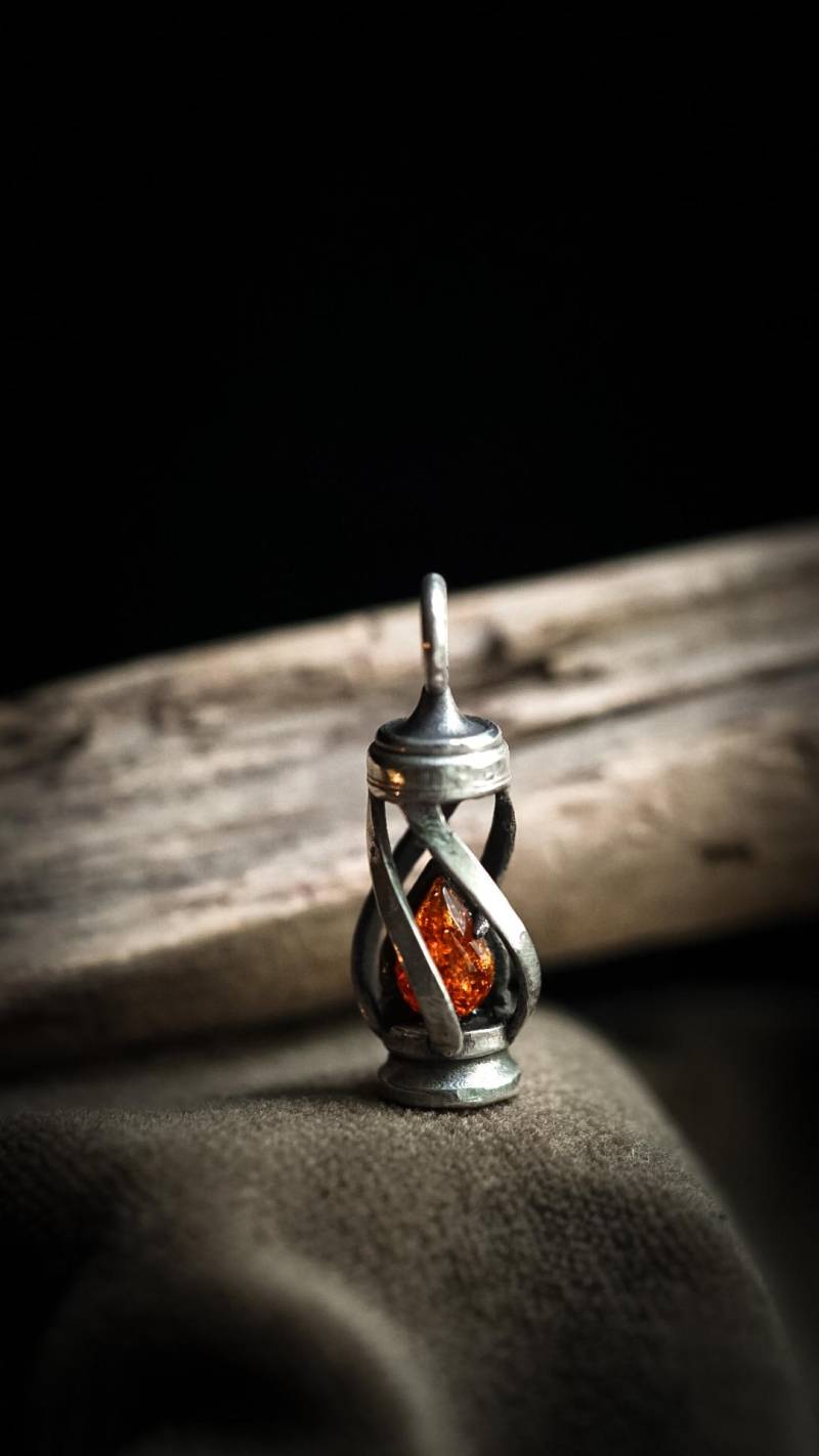 Laternen Anhänger Mit Bernstein Flamme - Gefertigt Aus 925 Sterling Silber von FuchsfeuerOfficial