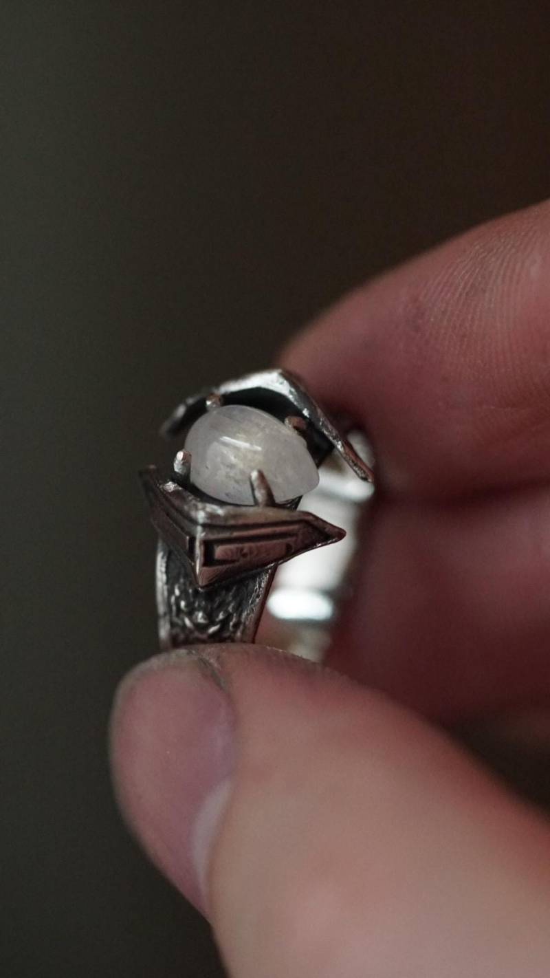 Nord Ring Mit Weißem Regenbogenmondstein Und Blauem Feuer - Gefertigt Aus 925 Sterling Silber von FuchsfeuerOfficial