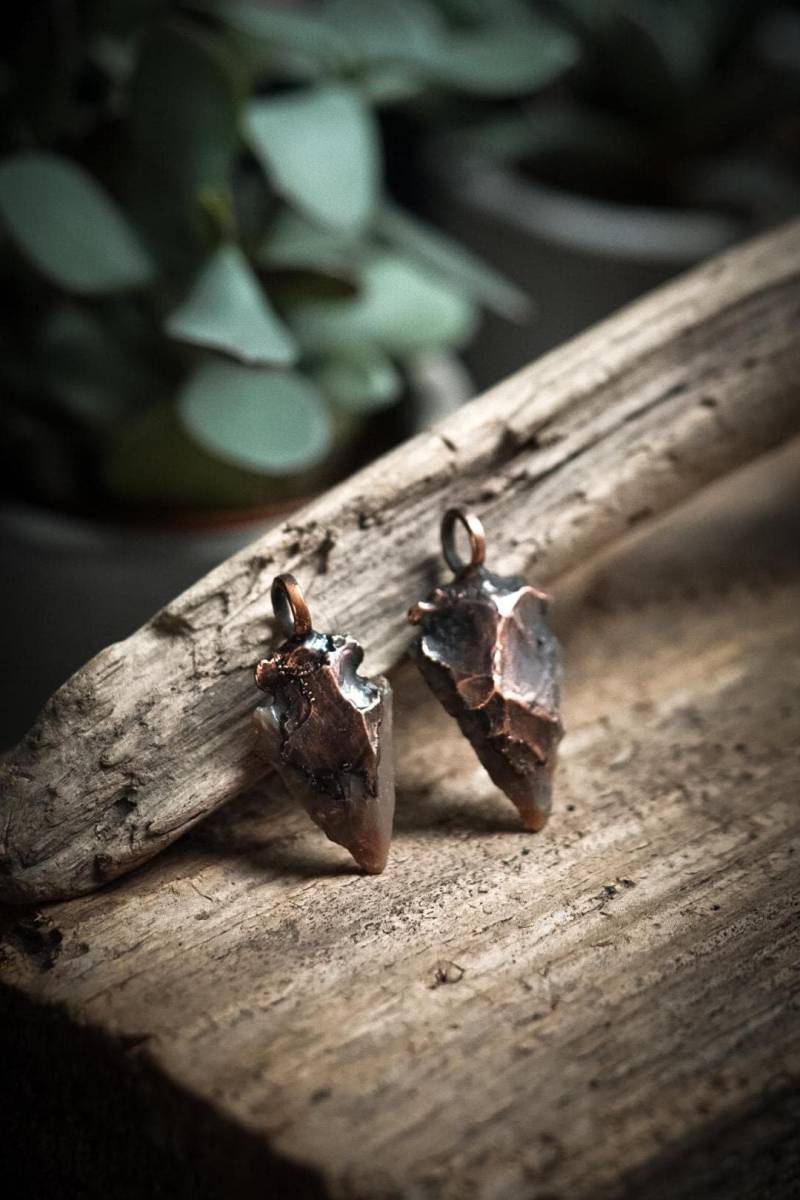 Schlichte Pfeilspitzen Anhänger Mit Handgeschlagenen Achatspitzen - Elektroformiert von FuchsfeuerOfficial