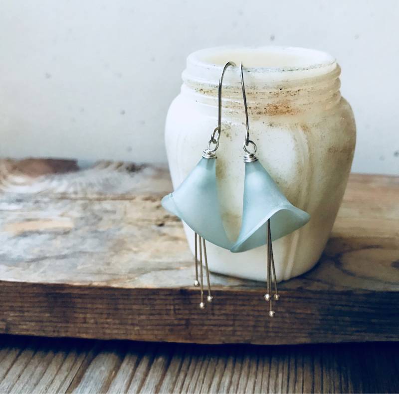 Aqua Calla Lilie Ohrringe. Sterling Silber, Blumen Ohrringe, Florale Frühling Ostern Schmuck, Blaue Blumen, Fairycore Schmuck Aqua Calla Lilie Ohrringe. Sterling Silber, Blumen Ohrringe, Florale Frühling Ostern Schmuck, Blaue Blumen, Fairycore Schmuck von FuchsiaBloomStudio