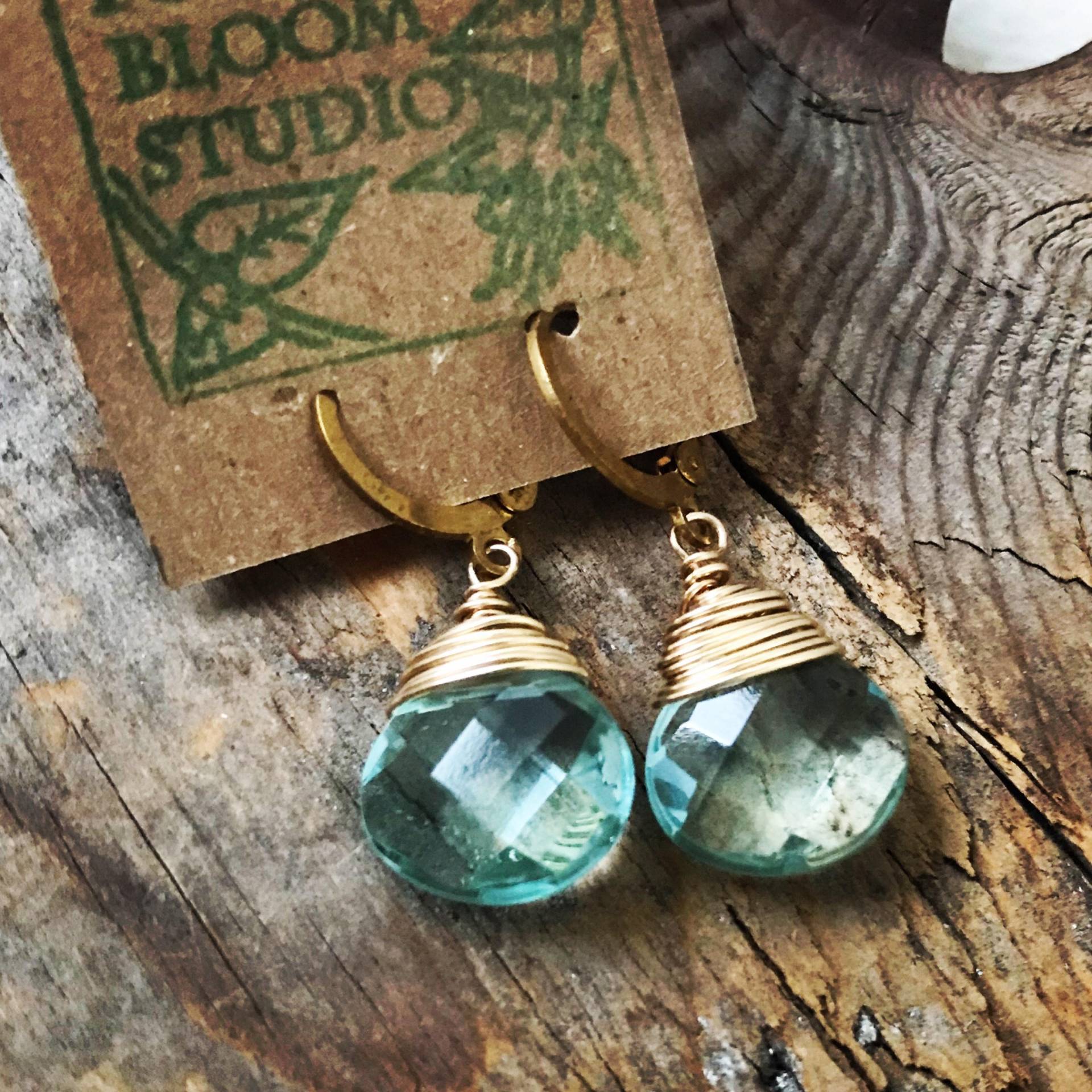 Aqua Glas Briolette Ohrringe. 14K Gold Filled, Wire Wrapped, März Geburtsstein, Glasohrringe, Brautjungfer Schmuck, Goldohrringe, Brisur von FuchsiaBloomStudio