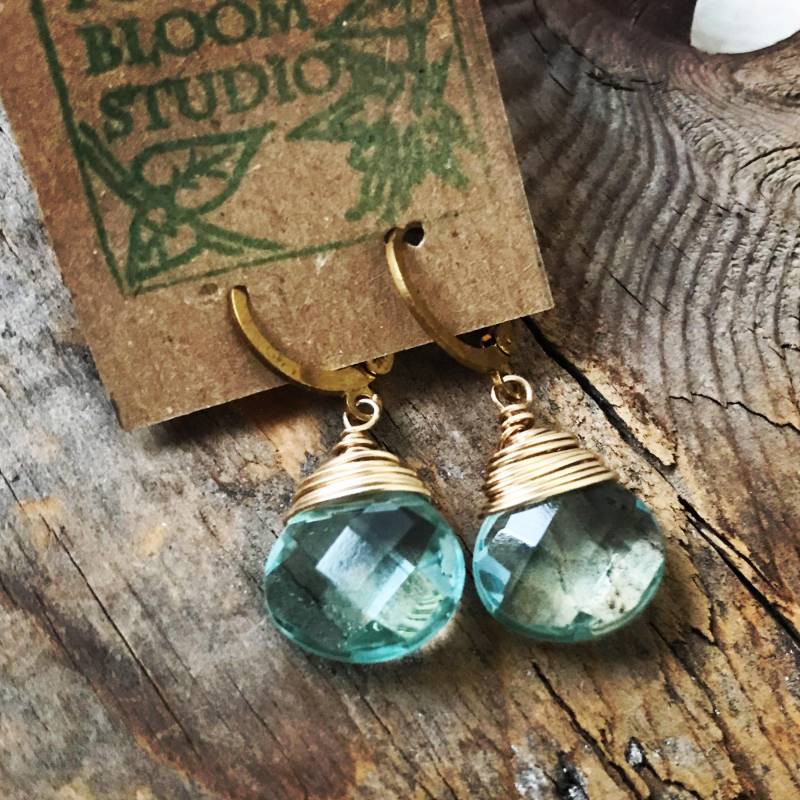 Aqua Glas Briolette Ohrringe. 14K Gold Filled, Wire Wrapped, März Geburtsstein, Glasohrringe, Brautjungfer Schmuck, Goldohrringe, Brisur Aqua Glas Briolette Ohrringe. 14K Gold Filled, Wire Wrapped, März Geburtsstein, Glasohrringe, Brautjungfer Schmuck, Goldohrringe, Brisur von FuchsiaBloomStudio