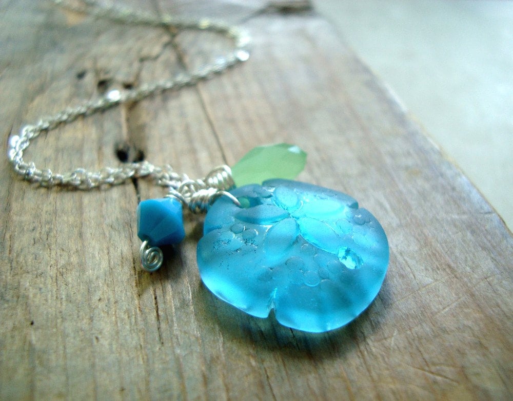 Aqua Sand Dollar Halskette Mit Kristallen Recycled Seeglas Schmuck Strand Glas Sterling Silber Charm Beachy Sommer Geschenke Unter 30 von FuchsiaBloomStudio