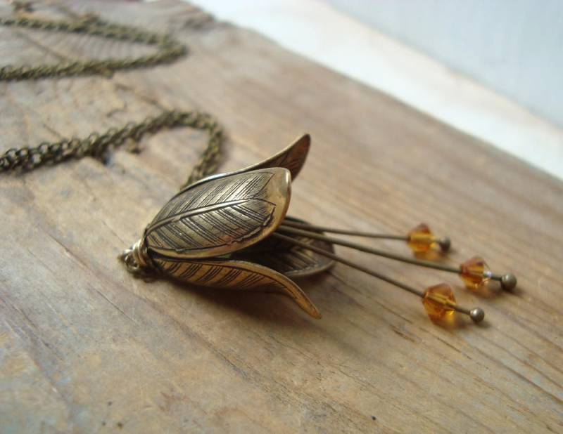 Bronze Enzian Blume Halskette Mit Kristall. Brautschmuck Brautjungfer Blumenschmuck Muttertagsschmuck von FuchsiaBloomStudio