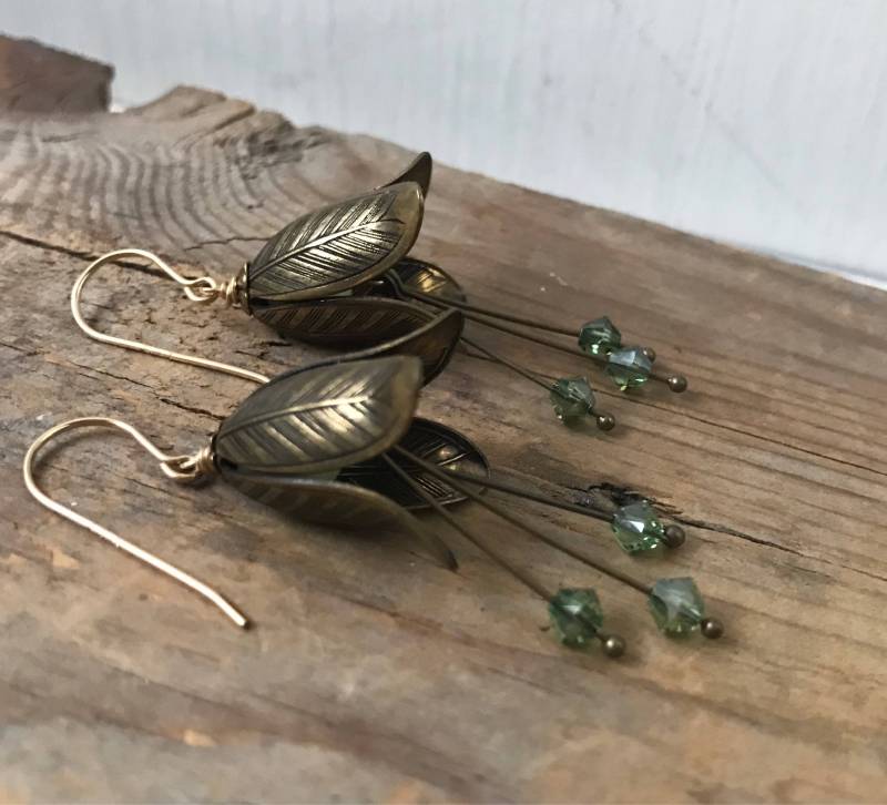 Bronzefarbene Enzian Ohrringe Mit Olive Kristall. Messing Schmuck Blume Shabby Chic Feenkern Frühling Blumen Brautjungfer Bronzefarbene Enzian Ohrringe Mit Olive Kristall. Messing Schmuck Blume Shabby Chic Feenkern Frühling Blumen Brautjungfer von FuchsiaBloomStudio