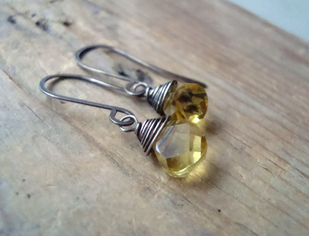 Citrin Teardrop Ohrringe Facettierter Edelstein Oxidierter Sterling Draht Gewickelt November Birthstone Geschenke Unter 40 Moderne Brautjungfer von FuchsiaBloomStudio