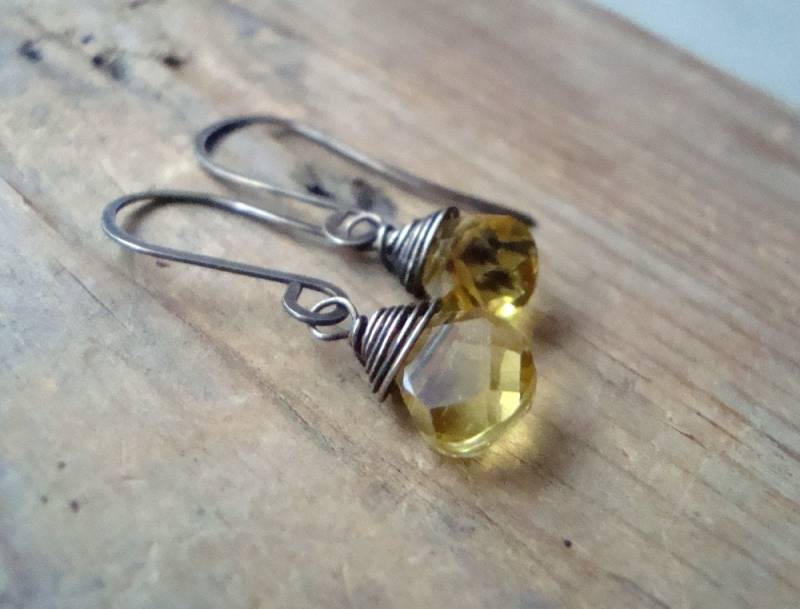 Citrin Teardrop Ohrringe Facettierter Edelstein Oxidierter Sterling Draht Gewickelt November Birthstone Geschenke Unter 40 Moderne Brautjungfer Citrin Teardrop Ohrringe Facettierter Edelstein Oxidierter Sterling Draht Gewickelt November Birthstone Geschenke Unter 40 Moderne Brautjungfer von FuchsiaBloomStudio
