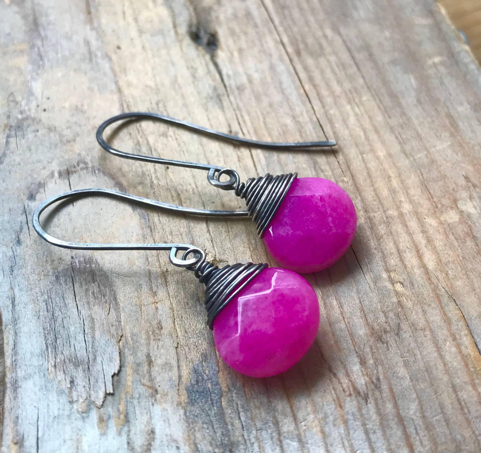 Fuchsia Jade Ohrringe Candy Oxidierte Sterling Silber Draht Gewickelt Frühling Geschenke Unter 50 Langen Rustikalen Edelstein Moderne von FuchsiaBloomStudio