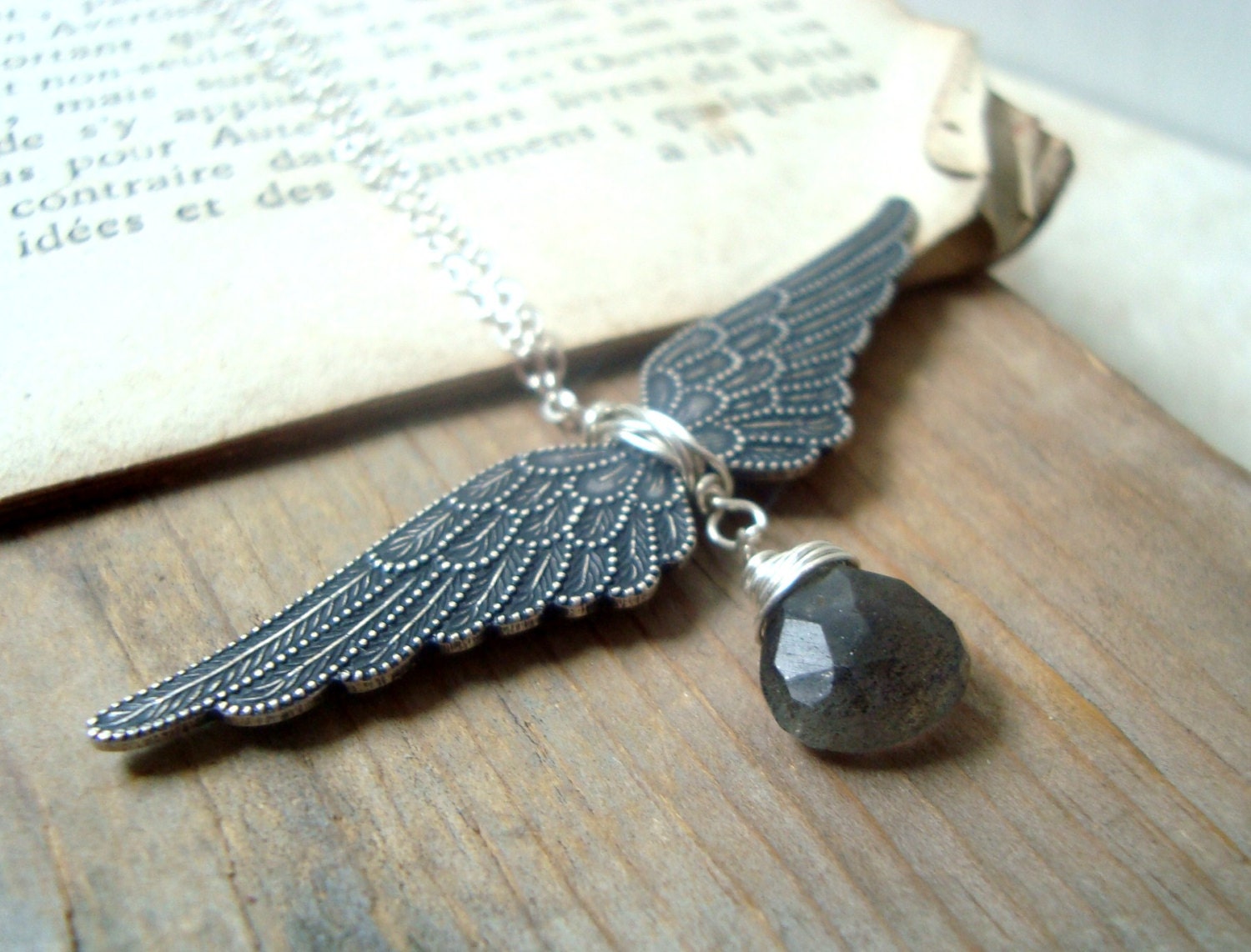 Geflügelte Victory Halskette - Antikes Silber Und Regenbogen Labradorit, Vintage-stil Engel Flügel Jugendstil Geschenke Unter 50 von FuchsiaBloomStudio