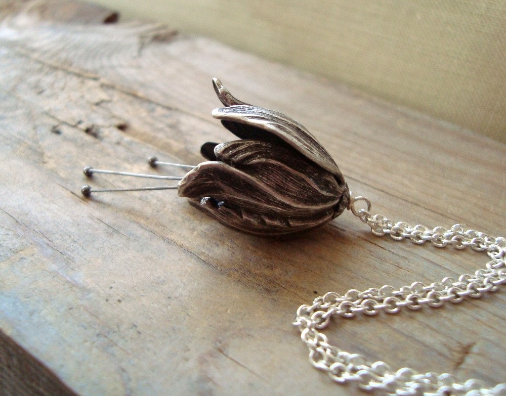 Große Silberne Tulpen-Halskette. Brautschmuck, Blumen Halskette, Vintage Style, Florale Brautjungfer Schmuck, Jugendstil Anhänger Große Silberne Tulpen-Halskette. Brautschmuck, Blumen Halskette, Vintage Style, Florale Brautjungfer Schmuck, Jugendstil Anhänger von FuchsiaBloomStudio
