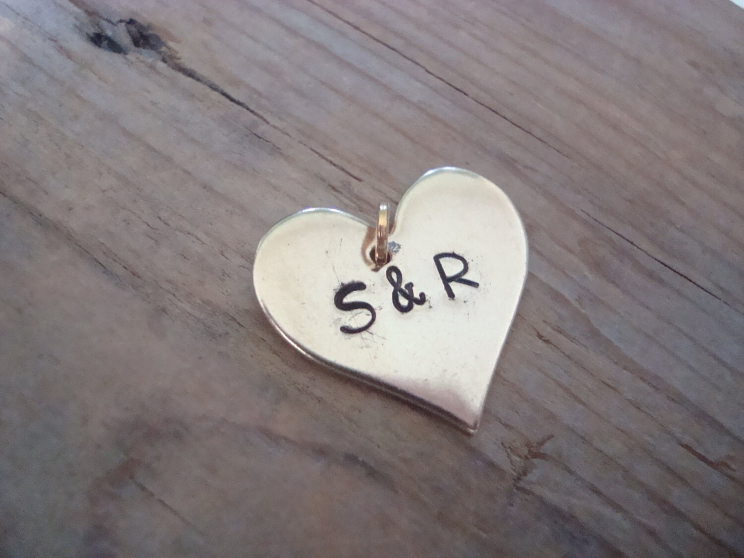 Großer Personalisierter Monogramm-Herzanhänger - Messing, Goldherzanhänger, Benutzerdefinierter Anfangsherz, Valentinstag. Muttertag, Geburtsstein von FuchsiaBloomStudio