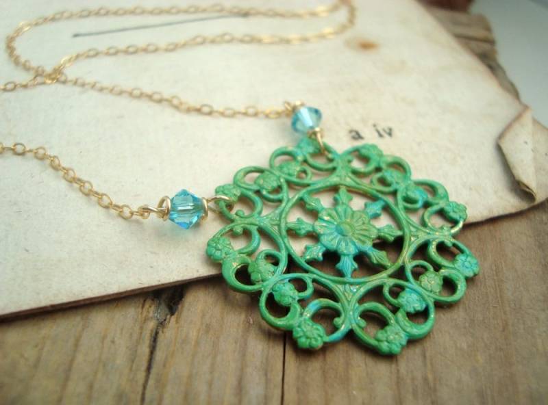 Grün Filigree Und Aqua Kristall Halskette. Handbemalte Messing Schmuck Vintage Style Muttertag Halskette Brautjungfer Jugendstil Grün Filigree Und Aqua Kristall Halskette. Handbemalte Messing Schmuck Vintage Style Muttertag Halskette Brautjungfer Jugendstil von FuchsiaBloomStudio