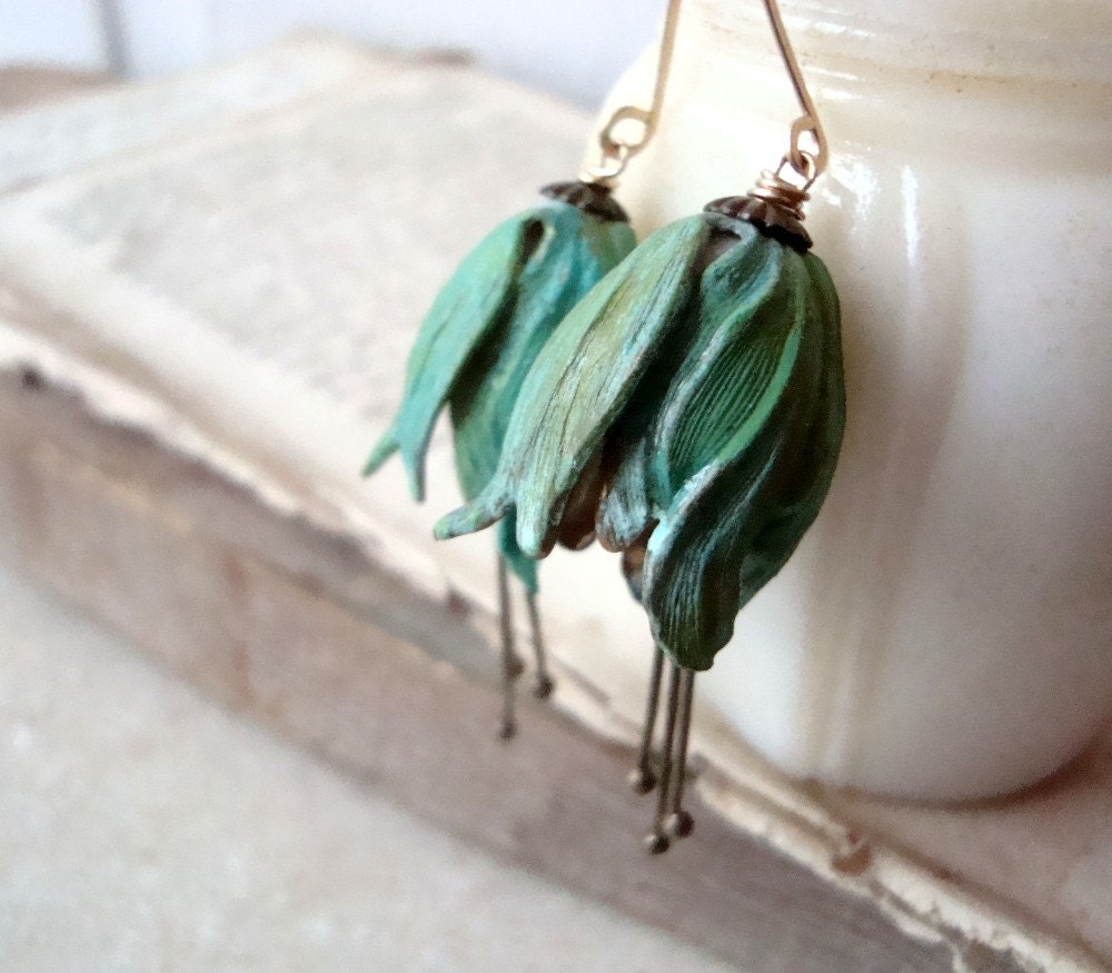 Grüne Tulpe Blumen Ohrringe - Groß. Patina Messing Blume Schmuck Mutter Tag Frühling Brautjungfer Geschenke Für Ihre Hochzeiten Große Baumelt von FuchsiaBloomStudio