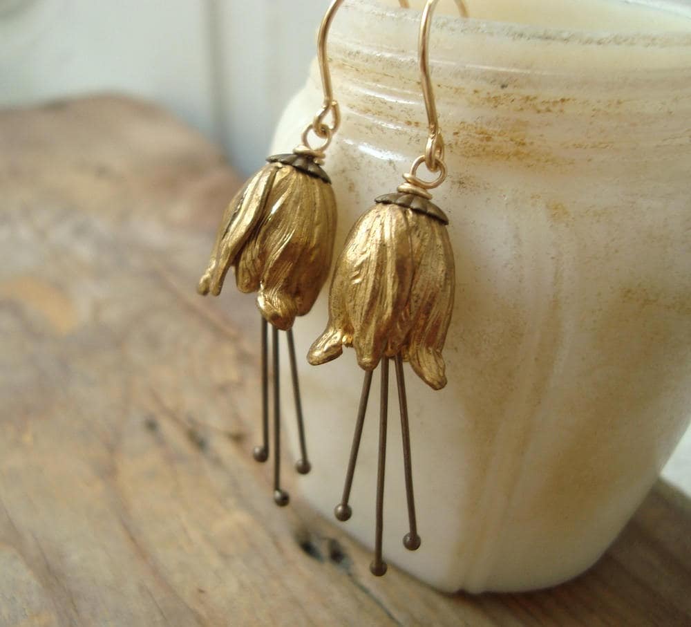 Kleine Messing Tulpen Ohrringe. Blüten Schmuck Jugendstil Frühlingsschmuck Florale Ohrringe Geschenke Unter 50 Feenkern von FuchsiaBloomStudio