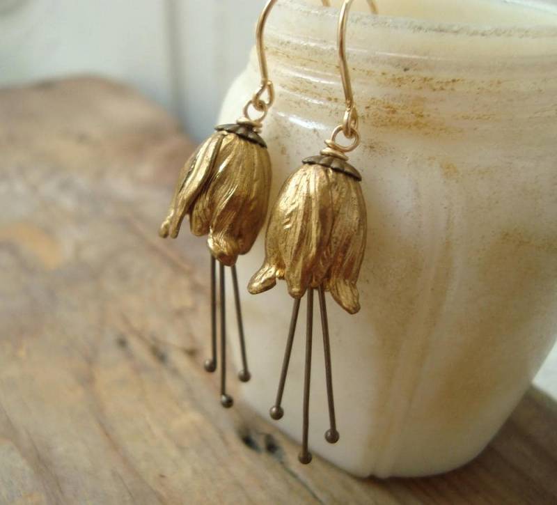 Kleine Messing Tulpen Ohrringe. Blüten Schmuck Jugendstil Frühlingsschmuck Florale Ohrringe Geschenke Unter 50 Feenkern Kleine Messing Tulpen Ohrringe. Blüten Schmuck Jugendstil Frühlingsschmuck Florale Ohrringe Geschenke Unter 50 Feenkern von FuchsiaBloomStudio