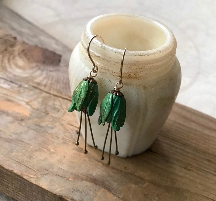 Kleine Tulpen Blumenohrringe - Grün. Blumenschmuck Jugendstil Urlaub Schmuck Frühling Blumen Ohrringe Geschenke Unter 50 Handbemalt von FuchsiaBloomStudio