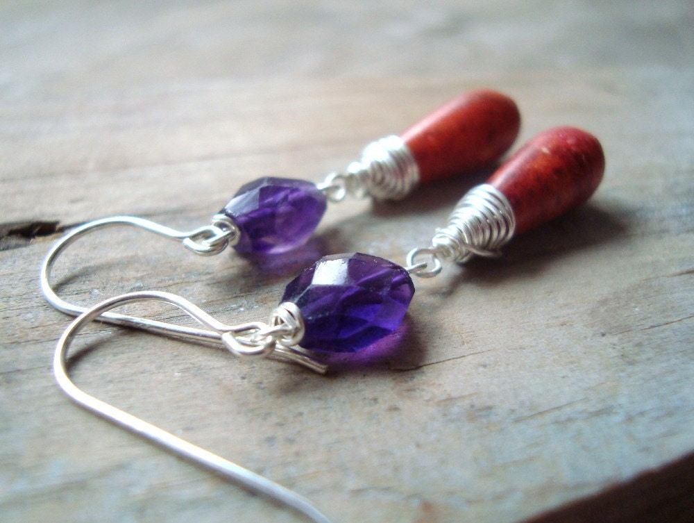 Koralle Und Amethyst Ohrringe Sterlingsilber Draht Gewickelt Februar Birthstone Edelstein Schmuck Geschenke Unter 50 Lila Rot Boho Style von FuchsiaBloomStudio