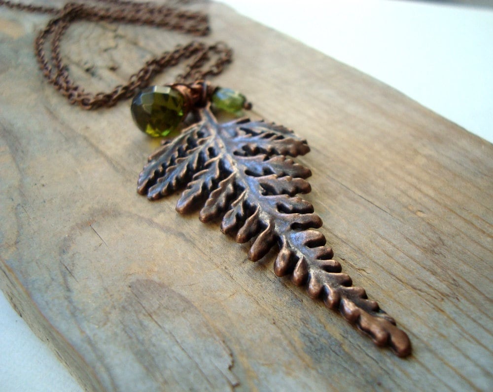 Kupfer Farn Halskette. Olivgrün Kristall, Peridot Schmuck, August Geburtsstein, Statement Halskette, Wald, Natur Inspiriert, Kupferblatt von FuchsiaBloomStudio