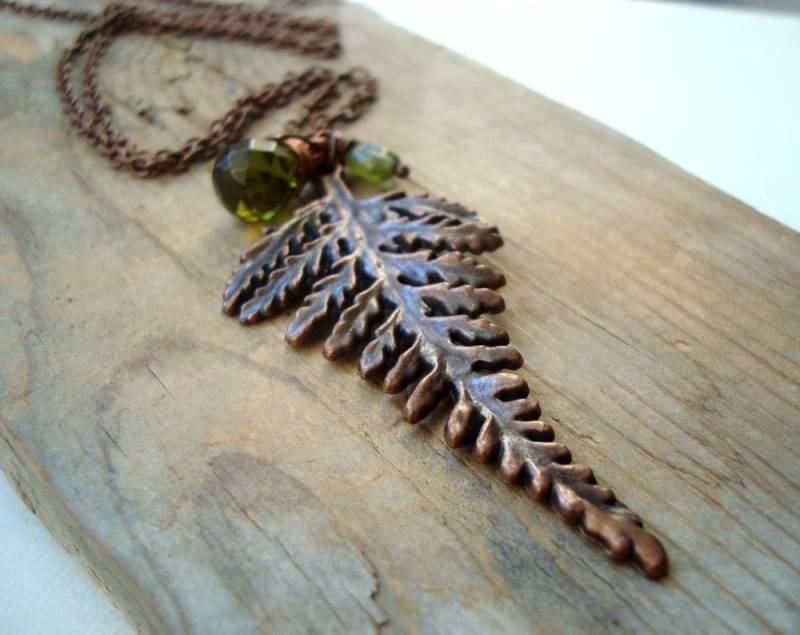 Kupfer Farn Halskette. Olivgrün Kristall, Peridot Schmuck, August Geburtsstein, Statement Halskette, Wald, Natur Inspiriert, Kupferblatt Kupfer Farn Halskette. Olivgrün Kristall, Peridot Schmuck, August Geburtsstein, Statement Halskette, Wald, Natur Inspiriert, Kupferblatt von FuchsiaBloomStudio