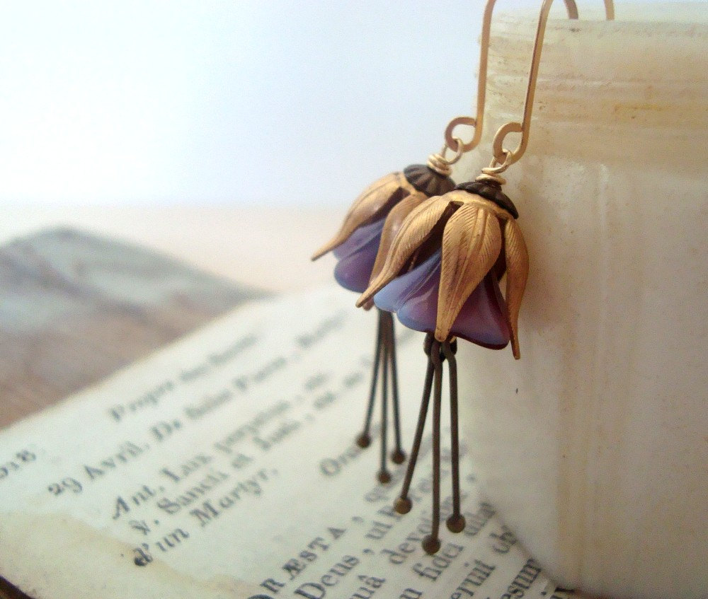 Lavendel Blüte Ohrringe Messing Blume Lila Schmuck Vintage Stil Frühling Mode Ostern Florale Unter 40 Jugendstil Muttertag von FuchsiaBloomStudio