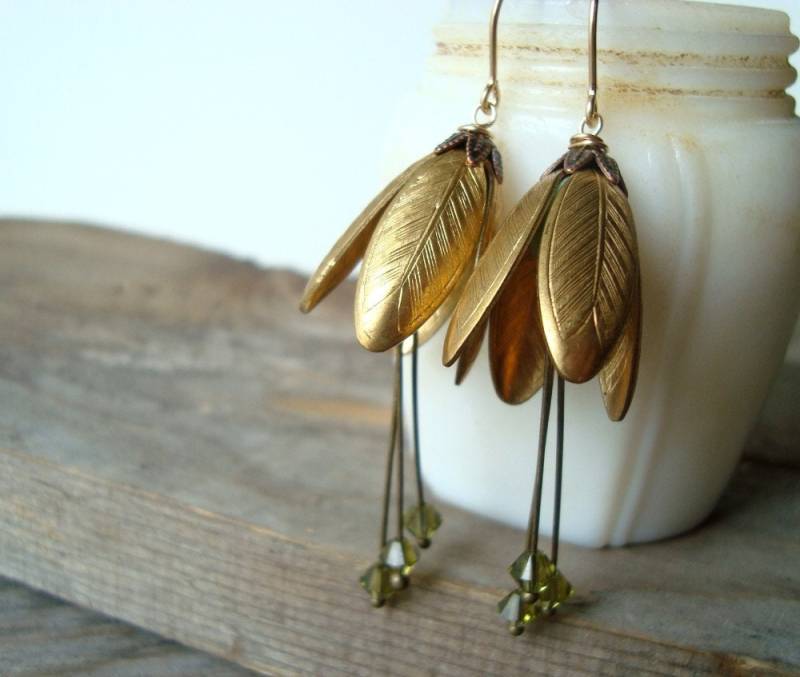 Messing Blüten Ohrringe Mit Olive Kristall Schmuck Blumen Shabby Chic Frühling Brautschmuck Brautjungfer Geschenke Cottagecore von FuchsiaBloomStudio