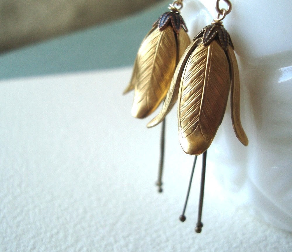 Messing Enzian Blume Ohrringe - Gold. Brautschmuck Floral Muttertag Schmuck Vintage Style Jugendstil Frühlingsschmuck von FuchsiaBloomStudio