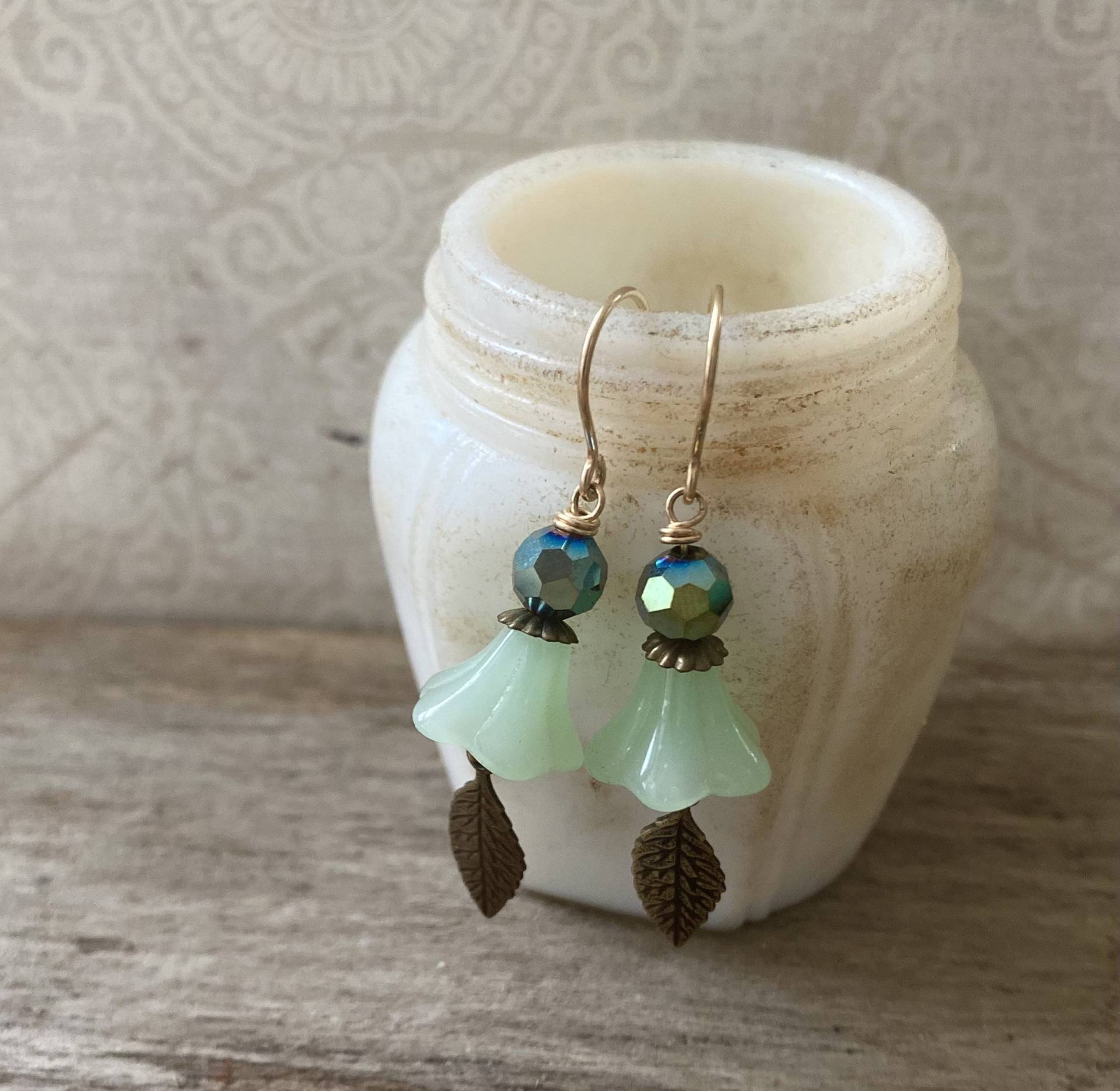 Mintgrüne Blüten-Ohrringe Mit Kristallen Und Blättern. Messing Schmuck, Frühling Ohrringe, Brautjungfer Florale Blumen Schmuck Mintgrüne Blüten-Ohrringe Mit Kristallen Und Blättern. Messing Schmuck, Frühling Ohrringe, Brautjungfer Florale Blumen Schmuck von FuchsiaBloomStudio