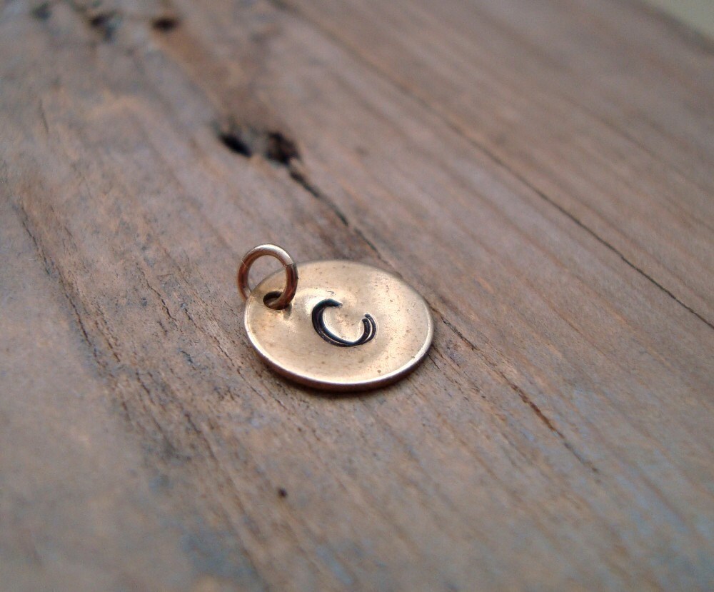 Personalisierte Gold Initial Charm - Messing, 14K Fill, Kleine Monogramm Disc, Benutzerdefinierte Anhänger, Muttertag von FuchsiaBloomStudio