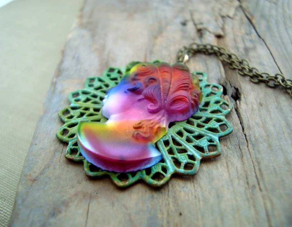 Regenbogen Kamee Halskette Patina Messing Steampunk Schmuck Vintage Stil Statement Geschenke Unter 50 von FuchsiaBloomStudio