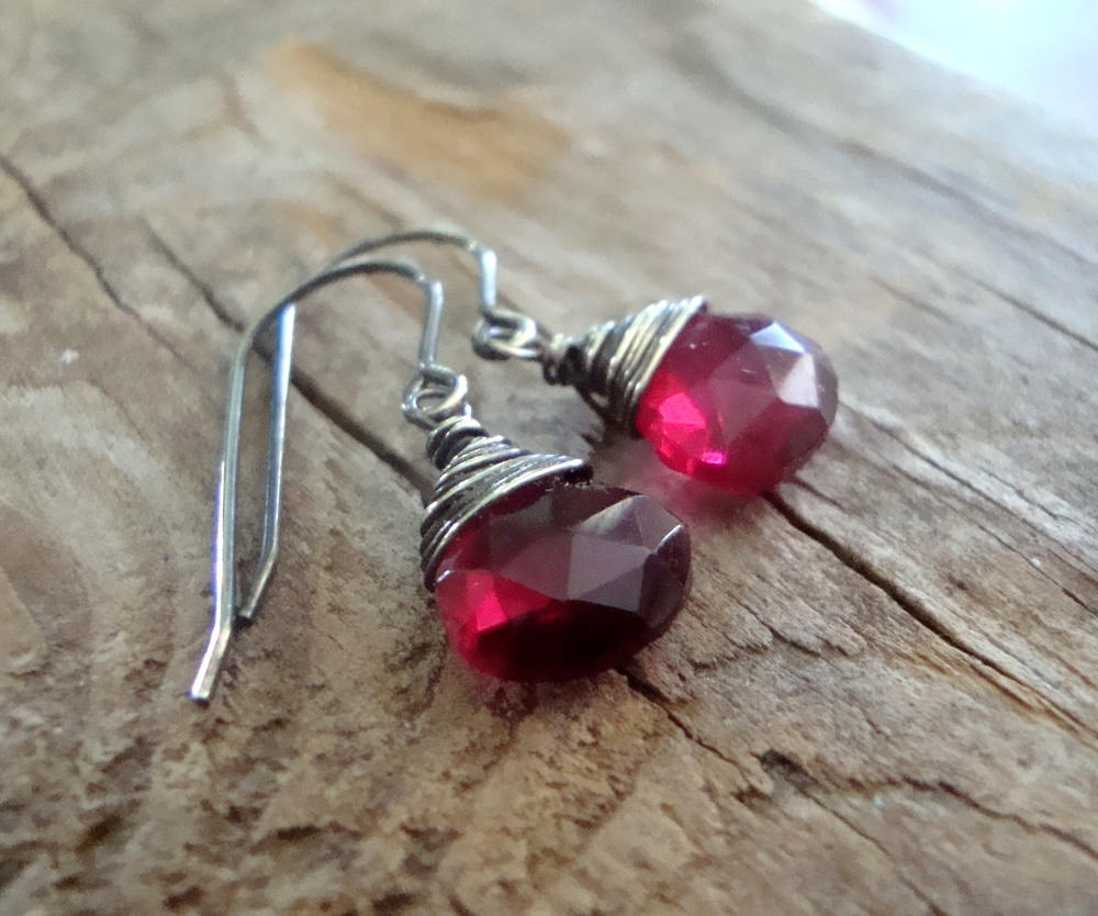 Rosa Quarz Teardrop Ohrringe Facettierter Edelstein Oxidierter Sterling Draht Gewickelt Dezember Birthstone Geschenke Unter 40 Moderne Brautjungfer von FuchsiaBloomStudio