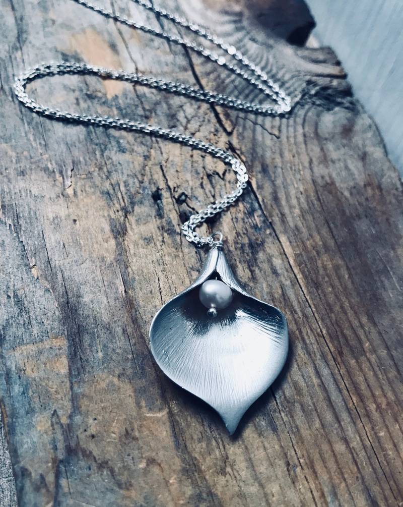 Silber Calla Lilie Halskette Mit Weißer Perle. Brautschmuck Blume Floral Muttertag Juni Birthstone Statement Schmuck Anhänger von FuchsiaBloomStudio