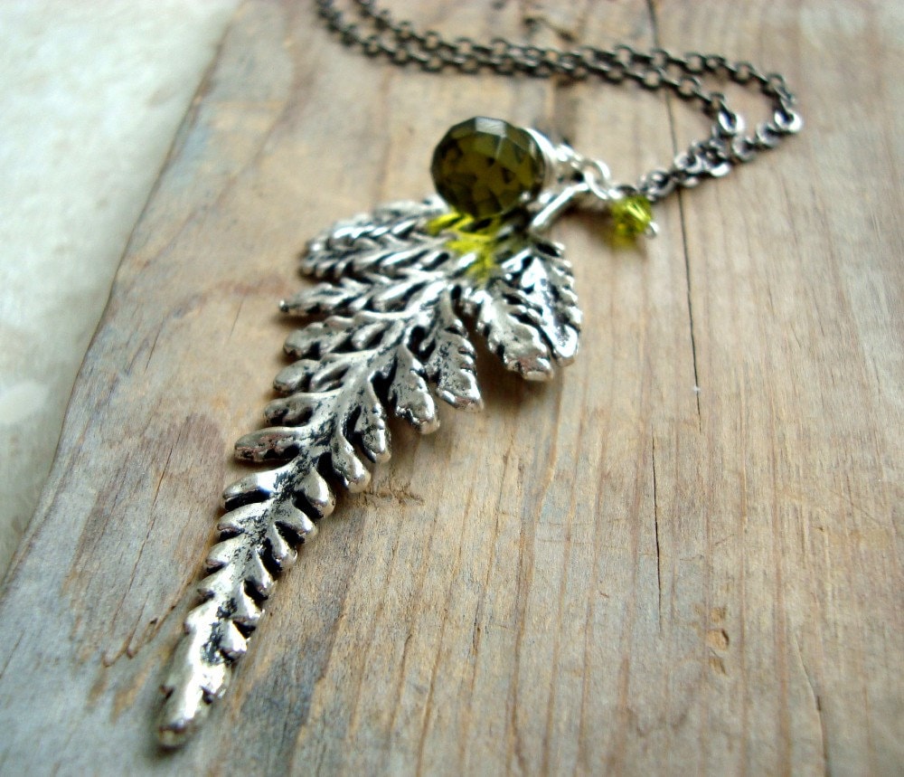 Silber Farn Halskette Mit Olivgrünen Kristallen, Woodland, Statement Halsketten, Lange Geschenke Unter 40 Natur Inspiriert von FuchsiaBloomStudio