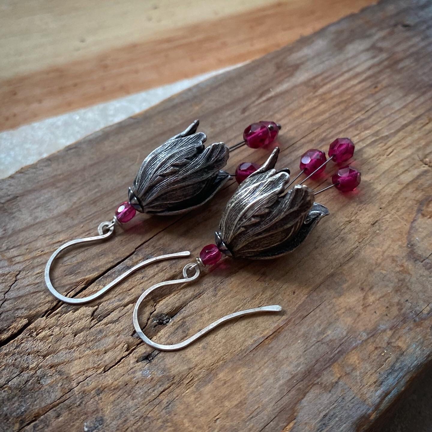 Silber Tulpen Blumen Ohrringe Mit Fuchsia Kristall - Large. Brautschmuck Urlaub Schmuck Frühling Floral Große Ohrhänger Fee Grunge Silber Tulpen Blumen Ohrringe Mit Fuchsia Kristall - Large. Brautschmuck Urlaub Schmuck Frühling Floral Große Ohrhänger Fee Grunge von FuchsiaBloomStudio