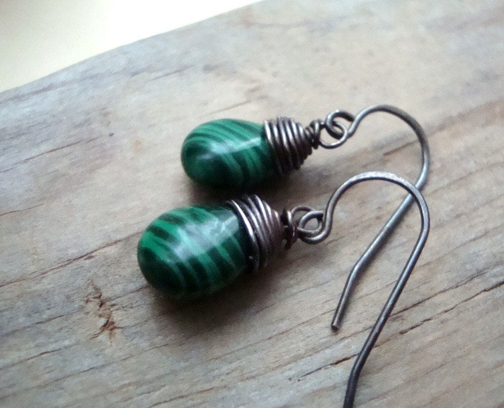 Waldgrün Malachit Ohrringe Wire Wrapped Oxidiertes Sterlingsilber-Edelstein-Schmucksachen Herbst-Art Und Weise Dunkelgrüner Herbst-Schmucksachen von FuchsiaBloomStudio