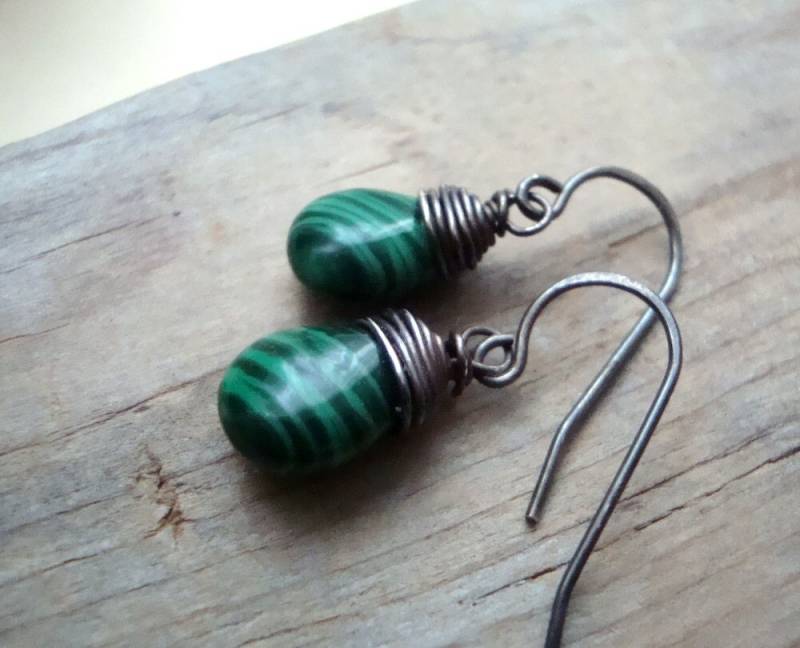 Waldgrün Malachit Ohrringe Wire Wrapped Oxidiertes Sterlingsilber-Edelstein-Schmucksachen Herbst-Art Und Weise Dunkelgrüner Herbst-Schmucksachen Waldgrün Malachit Ohrringe Wire Wrapped Oxidiertes Sterlingsilber-Edelstein-Schmucksachen Herbst-Art Und Weise Dunkelgrüner Herbst-Schmucksachen von FuchsiaBloomStudio