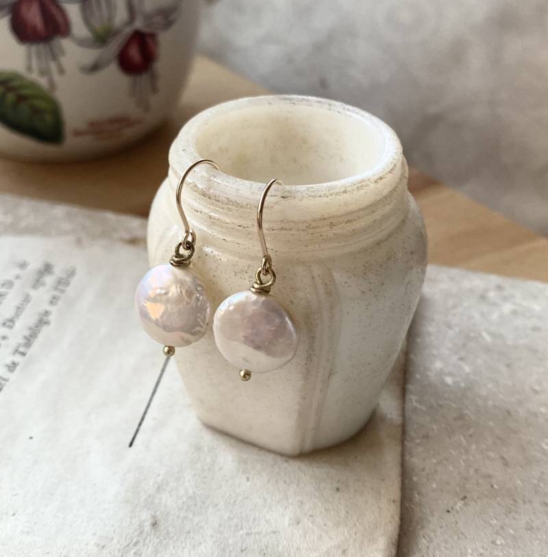 Weiße Perle Ohrringe in Gold Brautschmuck Juni Geburtsstein Filled Einfache Hochzeit Geschenke Unter 40 von FuchsiaBloomStudio